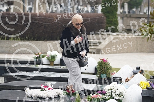 Gordana Saulic at the grave of Saban Saulic in the Alley of Merited Citizens at the New Cemetery.Gordana Saulic na grobu Sabana Saulica u Aleji zasluznih gradjana na Novom groblju.