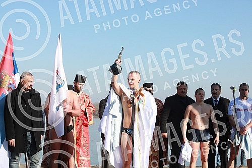 The traditional swimming for the Epiphany for the Holy Cross was held in Zemun, organized by the Municipality of Zemun, the Church of the Holy Father Nikolaj and SVEBOR Alliance of Belgrade.U Zemunu je odrzano tradicionalno plivanje na Bogojavljenj
