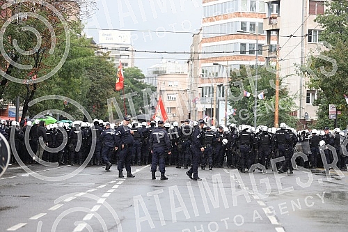 The police blocked the opponents of Europride in the central city streets, and some of them were detained.Policija je blokirala protivnike Europrajda u centralnim gradskim ulicama, a neki od njih su i privedeni.