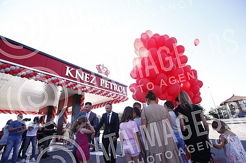 Posta Srbije and Knez Petrol have signed a business cooperation agreement that provides for the expansion of the postal network and services of Posta Srbije through the network of Knez Petrol gas stations.Posta Srbije i Knez petrol potpisali su ugo
