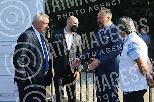 In front of the parliament building, a part of the assembly fence delivered from Northern Macedonia was handed over.Ispred zgrade parlamenta obavljena je primopredaja dela skupstinske ograde dopremljene iz Severne Makedonije. 