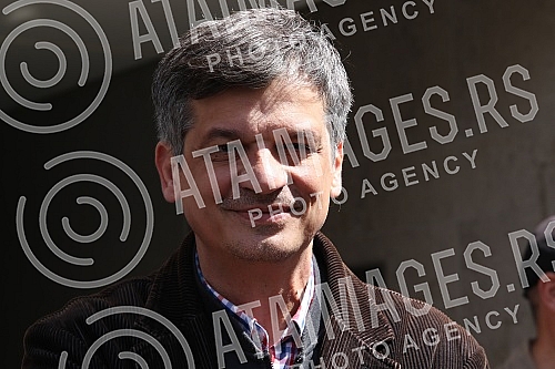 Representatives of the Association of Journalists of Serbia and the Independent Association of Journalists of Serbia laid wreaths and lit candles at the scene of the murder of editor and publisher Slavko Curuvija.Na mestu ubistva urednika i izdavac