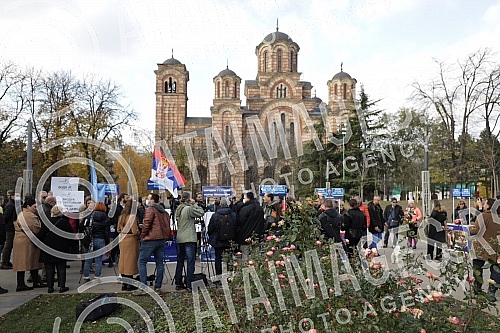 In Tasmajdan Park, People's Party President Vuk Jeremic issued a statement regarding criminal charges against Serbian Prime Minister Ana Brnabic and Ministers Zorana Mihajlovic and Irena Vujovic in connection with plans to open a Rio Tinto lithium mi