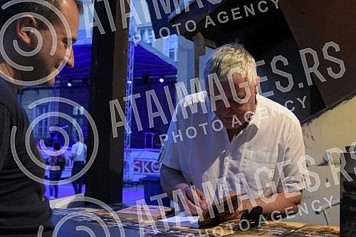 Singer Zoran Predin held a promotion of the book - Mongolian stains in the courtyard of the University and then a songwriting concert.Pevac Zoran Predin odrzao je promociju knjige - Mongolske mrlje u dvoristu Univerziteta a zatim i kantautorski konc