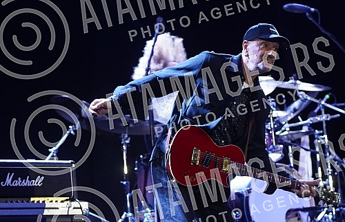 The concert of Vlatko Stefanovski and the V3 trio was held at the Tasmajdan stadium.Koncert  Vlatka Stefanovskog i V3 tria odrzan je na stadionu Tasmajdan. 