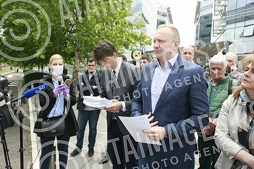  In front of the building of the European Bank for Reconstruction and Development (EBRD), the board group of the Alliance for Serbia handed over a letter and documentation to that bank on the occasion of the garbage incinerator project in Vinca, near