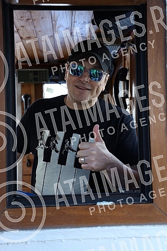 In anticipation of the scheduled concerts of Ace Pejovic on Tas, the singer organized an afternoon river cruise for the media.U susret zakazanim koncertima Ace Pejovica na Tasu, pevac je organizoavo popodnevno krstarenje rekom Savom za medije.