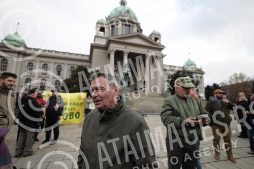 Specific press conference, more precisely gathering and protest of the Assembly of Free Serbia in front of the National Assembly where the session is taking place, on the occasion of the Proposal on Amendments to the Law on Expropriation.Specificna