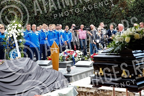 One of the best football players and coaches in Bosnia and Herzegovina ever Ivica Osim was buried in the Alley of the Greats at the Bare City Cemetery in Sarajevo.
Jedan od najboljih fudbalera i trenera Bosne i Hercegovine ikada Ivica Osim sahranje One of the best football players and coaches in Bosnia and Herzegovina ever Ivica Osim was buried in the Alley of the Greats at the Bare City Cemetery in Sarajevo.
Jedan od najboljih fudbalera i trenera Bosne i Hercegovine ikada Ivica Osim sahranje