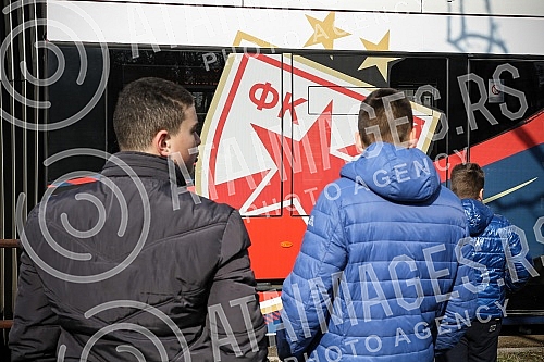 Red Star players have organized clubs with fans prior to the continuation of the Super League season - a tram ride through Belgrade.Fudbaleri Crvene zvezde organizovali su druzenje sa navijacima pred nastavak sezone u Superligi - voznjom tramvajem p