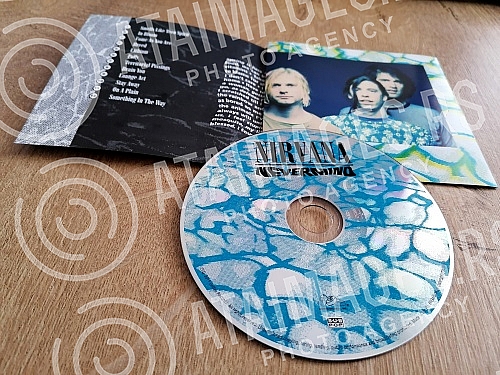 Cover and CD Nevermind, the second studio album of the American music group Nirvana, released on September 24, 1991 by Geffen Records.Omot i CD-a Nevermind, drugog studijskog albuma americke muzicke grupe Nirvana, objavljenog 24. septembra 1991. u