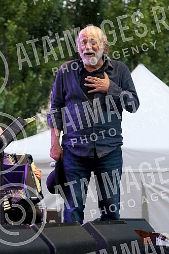 Actor and singer Rade Serbedzija with the accompanying band Zapadni kolodvor held his first concert in Serbia this year in the Botanical Garden in Belgrade, organized by the Association Kultur Explorer, where he presented songs from the album 