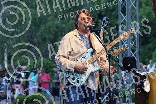 The Museum of Yugoslavia marked the Youth Day with a concert by Rambo Amadeus, and the program was held in a fountain on the plateau in front of the Museum, which officially started this year 's exciting program SUMMER AT THE MUSEUM 2022.Koncertom 