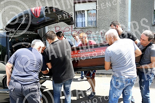 Sinan Sakic, a premature singer, was taken to Loznica from a flat in Belgrade.Preminulog pevaca Sinana Sakica odvoze za Loznicu iz stana u Beogradu