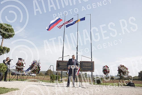 By laying wreaths at the memorial plaque at the site of the improvised airport from which 60 Allied airmen were rescued during 1944 and 1945, the commemoration of the 76th anniversary of Operation Halliard began in Boljanica near Doboj.Polaganjem v