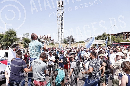 Workers of Kragujevac's Fiat blocked the highway near the Sava Center in Belgrade, as they announced because even after several rounds of negotiations they did not reach a solution with the Government of Serbia and the company on guarantees that ther