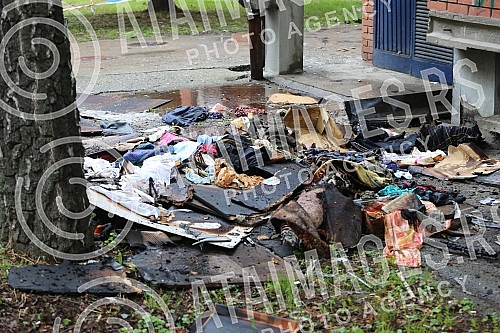 In Zemun settlement Galenika, apartment in a building in the street Joseph Sener number 18 burnt and found the lifeless body of a female person. U zemunskom naselju Galenika  izgoreo je stan u zgradi u ulici Josipa Senera broj 18,  a pronadjeno je b