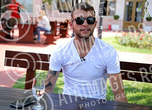Boxer Veljko Raznatovic in the camp on Avala where he trains. Bokser Veljko Raznatovic u kampu na Avali gde trenira.