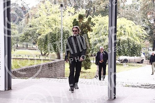 The commemoration of Branko Cvejic, in agreement with the family, was held in the Yugoslav Drama Theatre.
Komemoracija Branku Cvejicu, u dogovoru sa porodicom, odrzana je u u Jugoslovenskom dramskom pozoristu. The commemoration of Branko Cvejic, in agreement with the family, was held in the Yugoslav Drama Theatre.
Komemoracija Branku Cvejicu, u dogovoru sa porodicom, odrzana je u u Jugoslovenskom dramskom pozoristu.