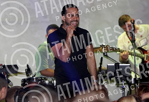 Performance of Adil (Adil Maksutovic) held on raft Na vodi kafana.Nastup Adila (Adil Maksutovic) na splavu Na vodi kafana.