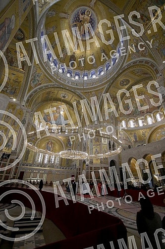 In the Temple of Saint Sava, a coffin with the remains of Patriarch Irinej was placed on a pedestal of flowers, and the faithful enter the Temple to say goodbye to the patriarch in compliance with the prescribed epidemiological measures.U Hramu Sve