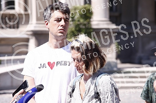 A press conference of the Environmental Uprising was held in front of the Belgrade City Assembly, where the Urban Project for the construction of the new port terminal in Belgrade was discussed.Ispred skupstine grada Beograda odrzana je konferencij