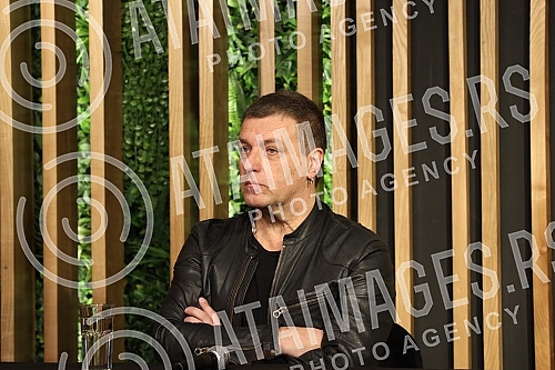 A press conference on the occasion of the Van Gogh group concert in the Kombank Hall was held at the Club Lisbon, and those present were able to see the premiere of the video for the song 