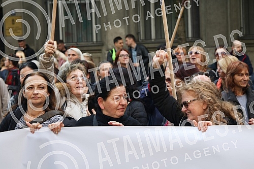 Aunties, janitors and other technical staff protested over having to pay court costs for the cases they lost.Tetkice, domari i drugo tehnicko osoblje protestvovali su zbog obaveze da plate sudske troskove za sporove koje su izgubili.