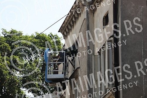 Residents of Vidovdanska Street, whose building collapsed two weeks ago, are taking over personal belongings from the ruins today, with the help of firefighters, ie personal documents, photographs, and favorite memories.
Stanari Vidovdanske ulice, c Residents of Vidovdanska Street, whose building collapsed two weeks ago, are taking over personal belongings from the ruins today, with the help of firefighters, ie personal documents, photographs, and favorite memories.
Stanari Vidovdanske ulice, c