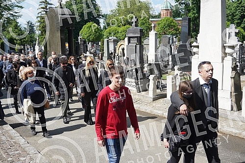 One of the greatest Serbian and Yugoslav singers of popular music, Djordje Marjanovic, was buried in the Alley of Merited Citizens at the New Cemetery.
Jedan od najvecih srpskih i jugoslovenskih pevaca zabavne muzike Djordja Marjanovica sahranjen je One of the greatest Serbian and Yugoslav singers of popular music, Djordje Marjanovic, was buried in the Alley of Merited Citizens at the New Cemetery.
Jedan od najvecih srpskih i jugoslovenskih pevaca zabavne muzike Djordja Marjanovica sahranjen je