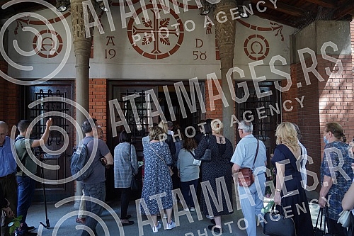 The coffin with the body of Matej Peris arrived at the church of St. Anthony, where it will be exhibited, citizens who came to say goodbye to him are slowly arriving, and at 5 pm there will be a funeral led by Belgrade Archbishop Stanislav Hocevar.