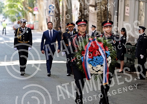 As part of the celebration of Interior Ministry Day and Police Day, a police delegation laid a wreath at the Cukur Fountain, which is of historical importance to the Serbian police, since it clashed with the Turkish army for the first time.
U sklop As part of the celebration of Interior Ministry Day and Police Day, a police delegation laid a wreath at the Cukur Fountain, which is of historical importance to the Serbian police, since it clashed with the Turkish army for the first time.
U sklop