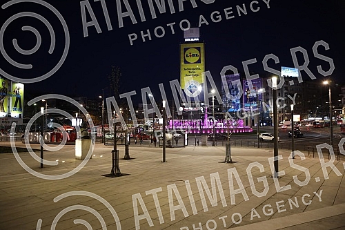 Roundabout on Slavija Square with illuminated fountain at night.Kruzni tok na Trgu Slavija  sa osvetljenom fontanom nocu.