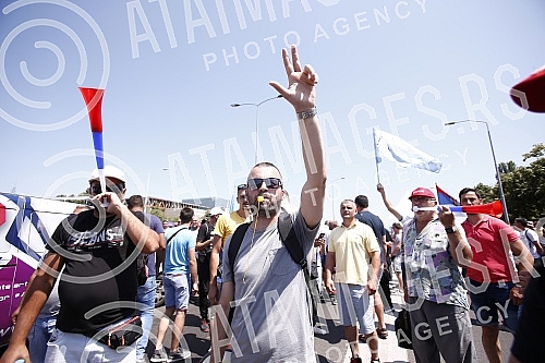 Workers of Kragujevac's Fiat blocked the highway near the Sava Center in Belgrade, as they announced because even after several rounds of negotiations they did not reach a solution with the Government of Serbia and the company on guarantees that ther
