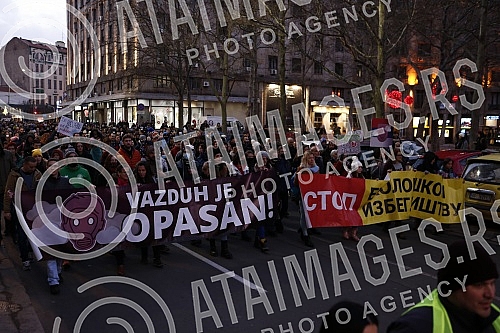  Protest for safe air no.4 started in Terazije, organized by a group of citizens of the Eco Guard, and after the address of the speakers, a walk to the Government of Serbia was announced.Na Terazijama je poceo protest Protest za bezopasan vazduh no