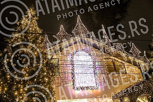 Vuk Tomic from Gostivarska on Vozdovac has been creating a winter fairy tale for 14 years in a row, embellishing his house more luxuriantly than those in Hollywood films.Vuk Tomic iz Gostivarske na Vozdovcu vec 14 godina zaredom stvara zimsku bajku 