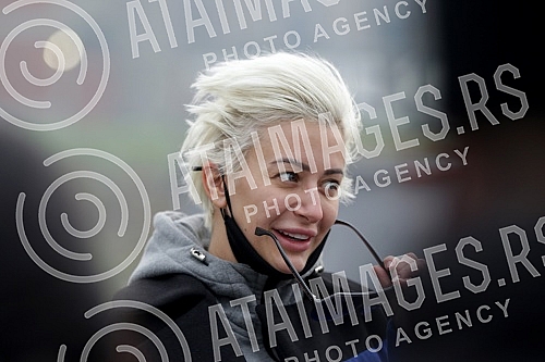 Television presenter Dusica Jakovljevic released from the clinic where she underwent surgery - breast augmentation.Televizijska voditeljka Dusica Jakovljevic izlazi iz klinike gde se podvrgla operaciji - povecanje grudi.