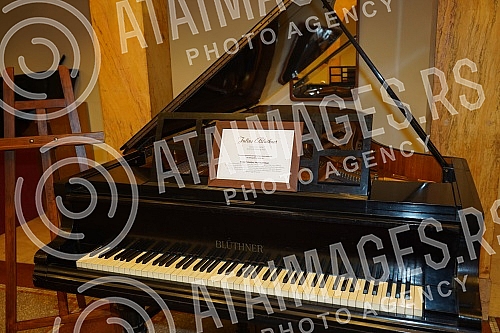 MK Gruop returned the Julius Bluthner piano from 1932 to the Ilija M. Kolarc Foundation.
MK Gruop je vratila klavir Julius Bluthner iz 1932. godine u Zaduzbinu Ilije M. Kolarca. MK Gruop returned the Julius Bluthner piano from 1932 to the Ilija M. Kolarc Foundation.
MK Gruop je vratila klavir Julius Bluthner iz 1932. godine u Zaduzbinu Ilije M. Kolarca.