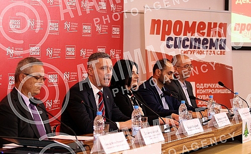 The Dveri movement presented the Declaration on Health and the Declaration on the Protection of Women's Health.Pokret Dveri je predstavio Deklaraciju o zdravlju i Deklaraciju o zastiti zdravlja zena.