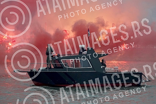 Zvezda's ball on the water - a spectacular celebration of the 32nd title of Serbian champion of fans and football players.Zvezdin bal na vodi - spektakularna proslava 32. titulu sampiona Srbije navijaca i fudbalera.