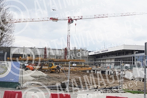 Obimni infrastrukturni radovi na modernizaciji beogradskog aerodroma zapoceti su pocetkom 2020. godine i imaju za cilj povecanje kapaciteta i poboljsanje korisnickog iskustva i komfora.