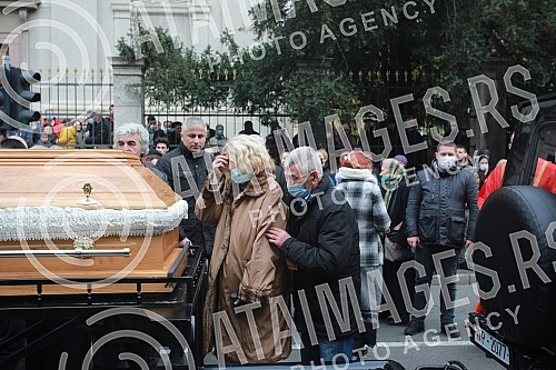 The column with the remains of Patriarch Irinej set off from the Cathedral of St. Archangel Michael in the Temple of Saint Sava.Kolona sa zemnim ostacima patrijarha Irineja krenula je iz Saborne crkve Sv. Arhangela Mihaila u Hram Svetog Save.