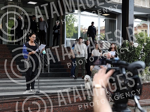 In front of the Ministry of education, celebrities read poetry by Desanka Maksimovic.Ispred Ministarstva prosvete poznate licnosti citale su poeziju Desanke Maksimovic.