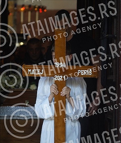 The coffin with the body of Matej Peris was taken out of the church of St. Anthony, and the funeral procession began at 5 pm, led by Mosinjor Stanislav Hocevar, Belgrade's archbishop and metropolitan.Kovceg sa telom Mateja Perisa iznet je iz crkve 