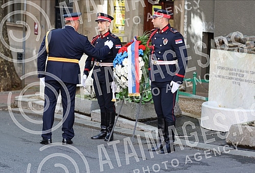 As part of the celebration of Interior Ministry Day and Police Day, a police delegation laid a wreath at the Cukur Fountain, which is of historical importance to the Serbian police, since it clashed with the Turkish army for the first time.
U sklop As part of the celebration of Interior Ministry Day and Police Day, a police delegation laid a wreath at the Cukur Fountain, which is of historical importance to the Serbian police, since it clashed with the Turkish army for the first time.
U sklop