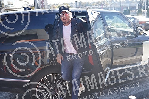 In front of Hall 5 of the Belgrade Fair, a media conference was held where the spectacular reception of 2023 with Aco Pejovic was announced.Ispred hale 5 Beogradskog sajma odrzana je konferencija za medije na kojoj je najavljen spektakularni docek 