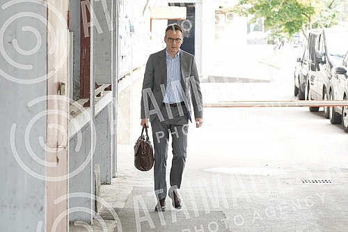 The arrival of members of the Serbian Progressive Party to the session of the Presidency, where a decision will be made on the SNS candidate for the President of the National Assembly.Dolazak clanova Srpske napredne stranke na sednicu Predsednistva