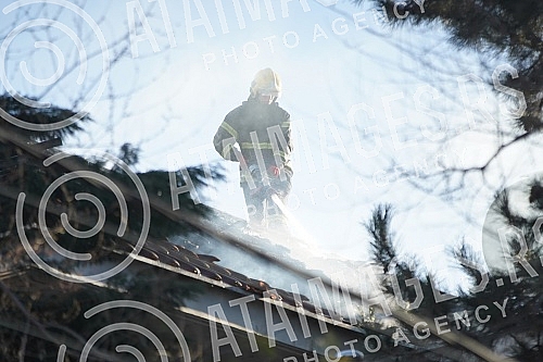 A fire broke out in the residence of the Croatian Embassy, located at 17b Sanje Zivanovic Street in Senjak. U rezidenciji Hrvatske ambasade koja se nalazi u Ulici Sanje Zivanovic 17b na Senjaku  izbio je pozar.