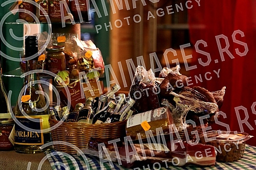 The Banja Luka Winter 2021/2022 event is being held in Petar Kocic Park, and over 100,000 lamps and lanterns have lit up Banja Luka this winter.Manifestacija Banjalucka zima 2021/2022 odrzava se u parku Petar Kocic, a Banjaluku je ove zime osvetlelo 