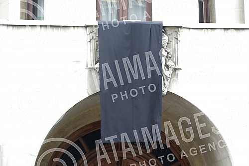 Due to the death of Patriarch Irinej, a large black flora was raised at the entrance to the Patriarchate of the Serbian orthodox church.Zbog smrti patrijarha Irineja na ulazu u Patrijarsiju Srpske pravoslavne crkve podignut je veliki crni flor.